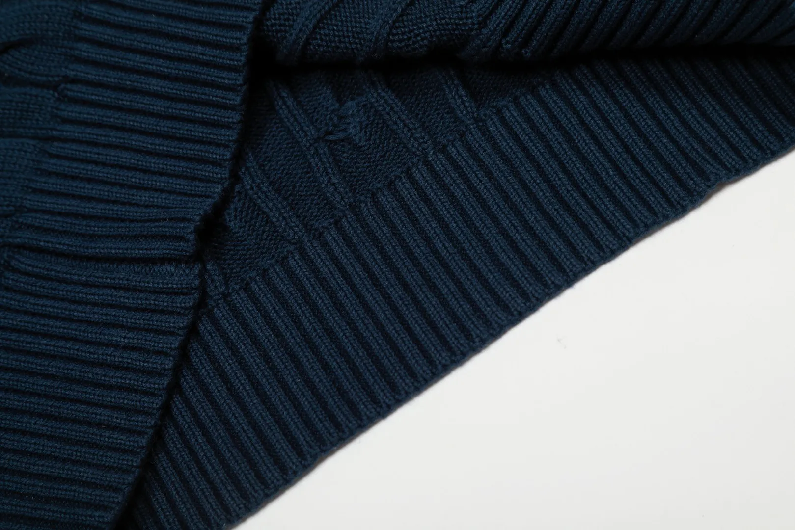 P220 Top quality" Style number: DS012# (not off the shelves all year round) [Ralph Lauren round neck solid color pony embroidered logo twist knitted sweater] ✅Ralph Lauren Ralph Lauren classic basic versatile unisex knitted pullover round neck sweater ✅Main supplier platform live broadcast Wholesale entity Replenish when out of stock Not off the shelf ✅ZP quality 1:1 version Scan the code to enter the GF website Counter quality ✅Detailed quality is the only one in Guangzhou Imported quality cotton yarn, focusing on high-end, cost-effective, good quality needless to say ✅The version is restored to the original order, the maximum size can be worn up to 190 pounds, loose, comfortable and stress-free ✅The upper body is simple and easy to match, ootd must-have style, good-looking clothes are never picky, a must-have in couples' wardrobes.